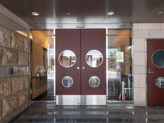 広い出入口のエントランス