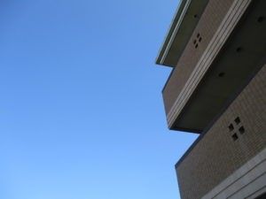 建物外観と青空  