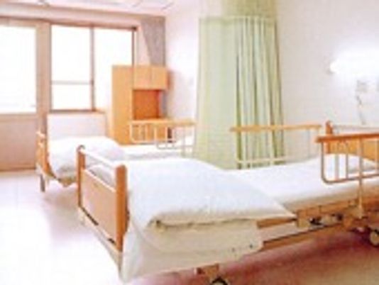 明るい二人部屋居室  