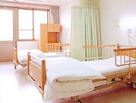明るい二人部屋居室  