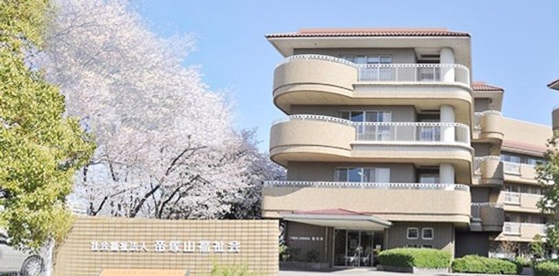 桜と建物の外観