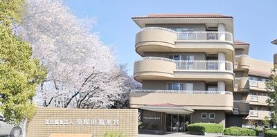 桜と建物の外観