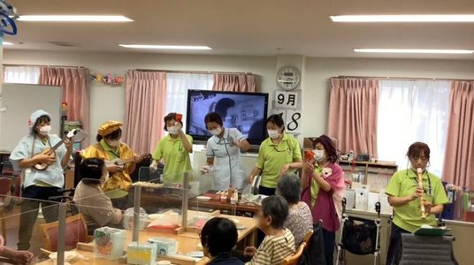 人々が交流する共有スペース