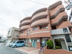丸みを帯びた外観の建物