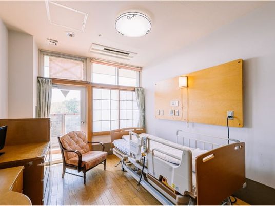 明るい居室の窓辺  