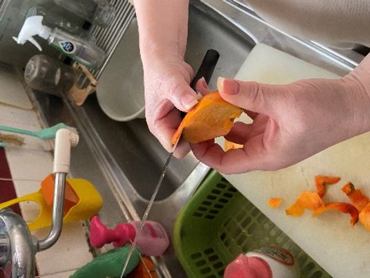 手作業で料理をする様子