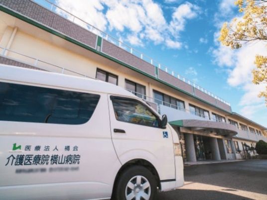 バンと建物の外観