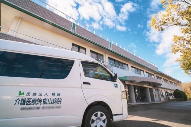バンと建物の外観