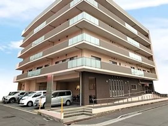 外観の建物と駐車場  
