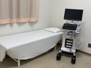 検査用ベッドと機器の部屋  