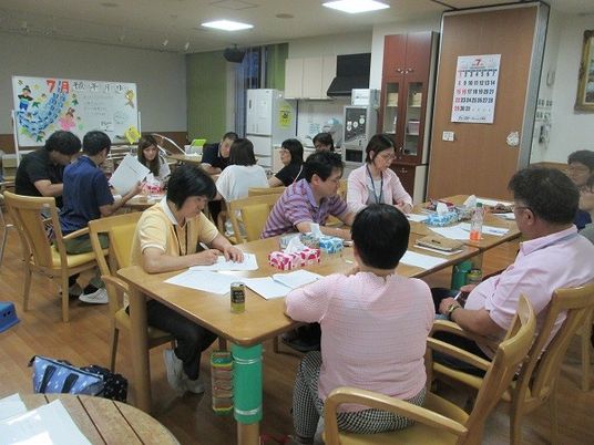 会議する食堂  