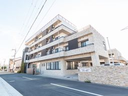 三階建ての建物外観