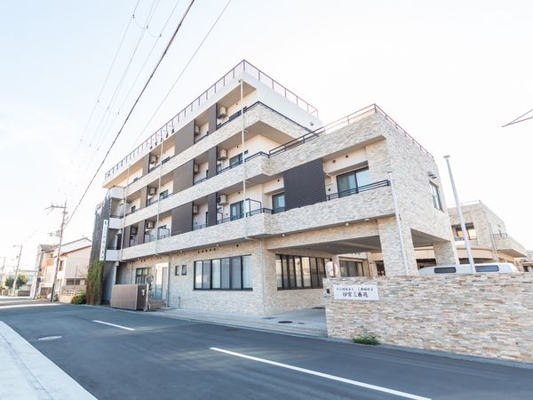 三階建ての建物外観