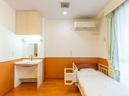 ベッドと洗面台がある居室