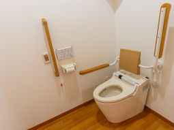 手すり付きの安全なトイレ