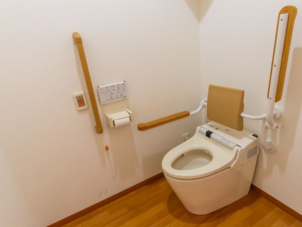 手すり付きの安全なトイレ