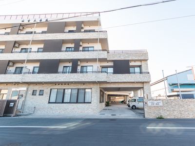 車が駐車された建物外観