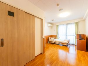ベッドがある明るい居室
