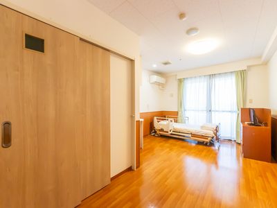 ベッドがある明るい居室