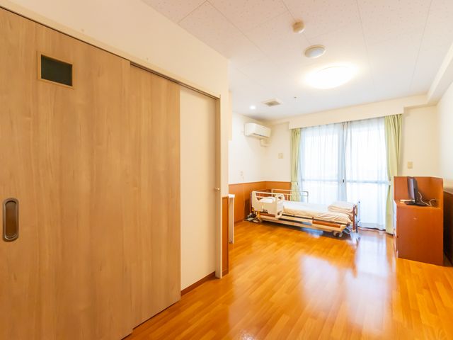 ベッドがある明るい居室