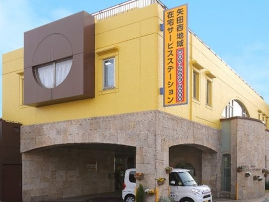 明るい外観の建物  