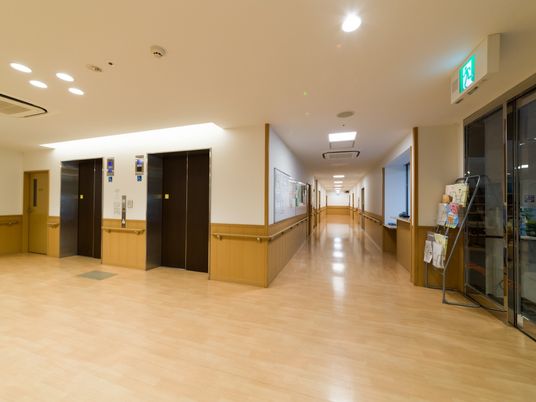 広々とした廊下の様子