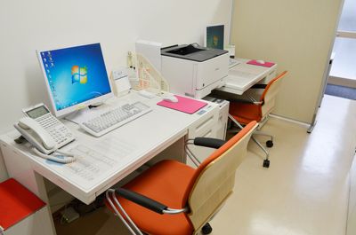 明るいオフィスの内観