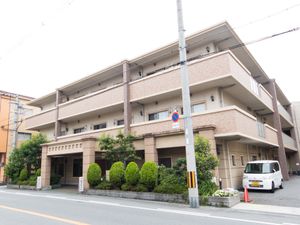 茶色の建物の外観