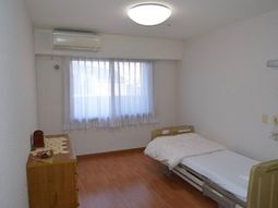 シンプルな居室の様子