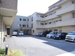 清潔感のある建物のエントランス