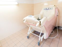 特殊浴槽とタイル床