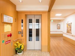清潔感のある廊下エレベーター前