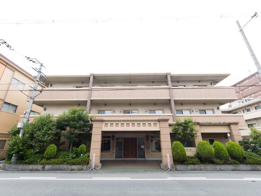 落ち着いた色調の建物外観