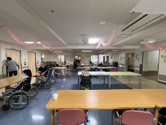 車椅子の利用者がいる部屋
