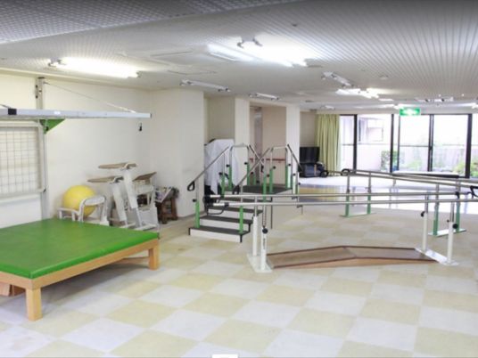 訓練用機器のある室内