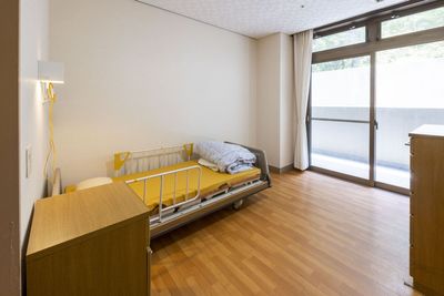 明るい光が差し込む居室