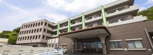 緑豊かな建物外観
