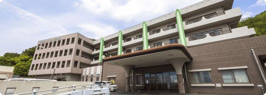 緑豊かな建物外観