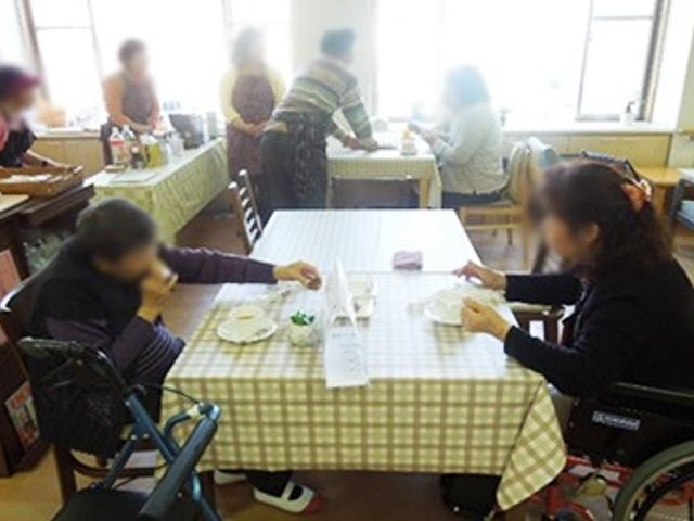 賑やかなリビング リビング 広々としたリビングでは、入居者のみなさまが和やかに談笑しながら過ごされています。