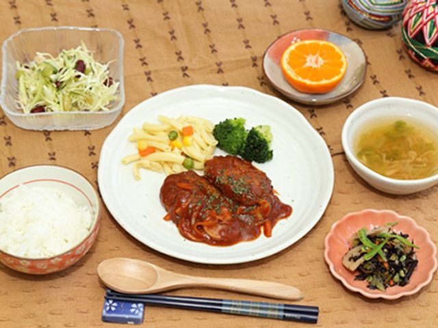 美味しそうな料理の皿 料理 バランスの取れたおしゃれな食事です。働きながら健康的な生活をサポートできます。