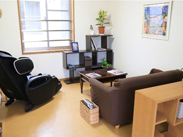 リラックスできる空間の居室 居室 自然光が差し込むリラックスできる部屋です。本を読みながらゆったりと過ごせます。