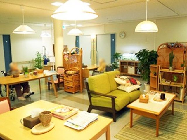 リビングの空間 ラウンジ 広々とした明るい空間で、自然光が心地よく差し込みます。リラックスしたひとときを過ごせます。