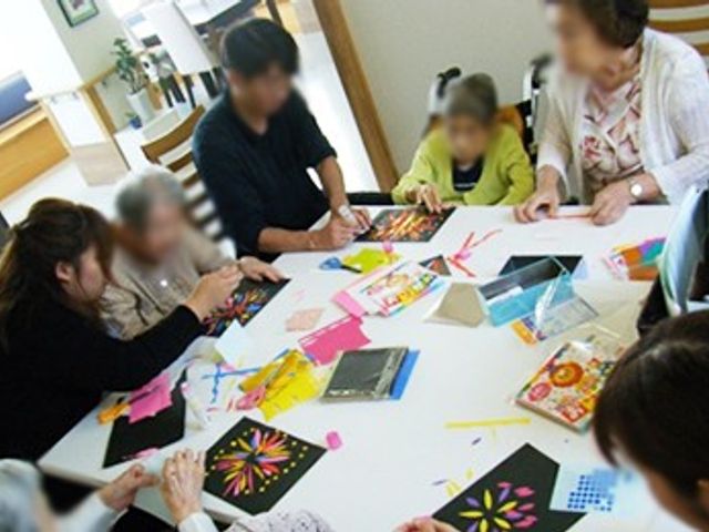 皆で創作活動をする場所 多目的室 和やかな雰囲気の中、利用者が一緒に創作活動を楽しむことができるスペースです。