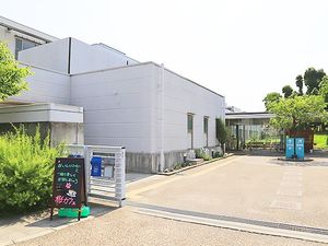 明るい外観の入口  