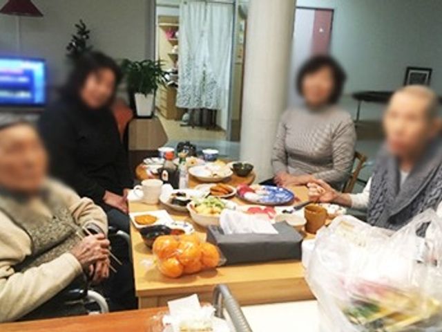 明るい食卓の風景 ダイニングルーム 広々としたテーブルで、利用者同士が和やかに交流しながら食事を楽しめます。食事の準備もスムーズに行える場です。