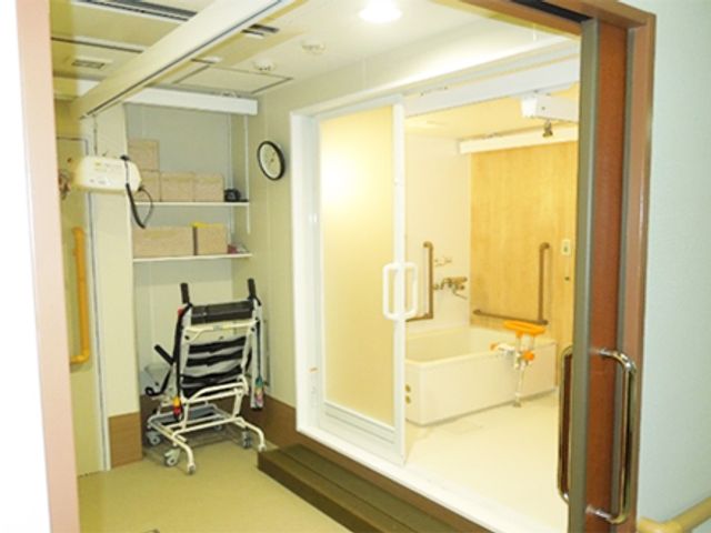 便利なトイレと洗面台 浴室 車椅子利用者も安心して使用できる広々とした設備が整っています。安全面が考慮された設計です。