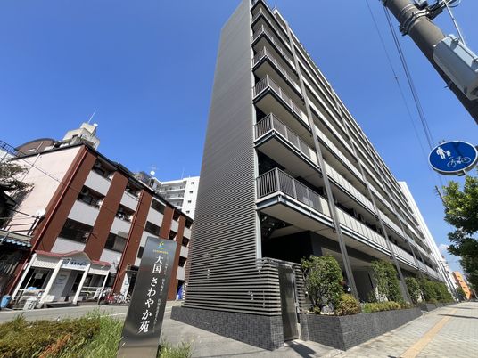 近代的な外観の建物