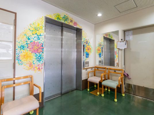 カラフルなエレベーター前