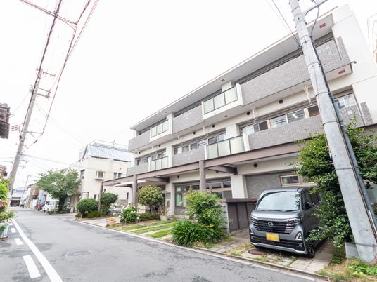 静かな住宅街の建物外観