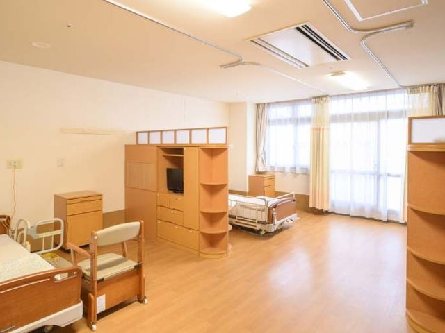 明るい居室 居室   大きな窓から自然光が入り、明るく開放感のある居室です。ベッド周りにゆとりがあり、車椅子でも動きやすそうです。
